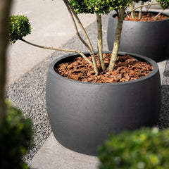 <p>Die Grigio-Serie bietet das Beste aus zwei Welten: das robuste Erscheinungsbild von Beton und den leichten, aber starken und pflegeleichten Charakter von Polyester. Diese einzigartige Kombination macht sie zur perfekten Wahl für moderne Räume.</p>